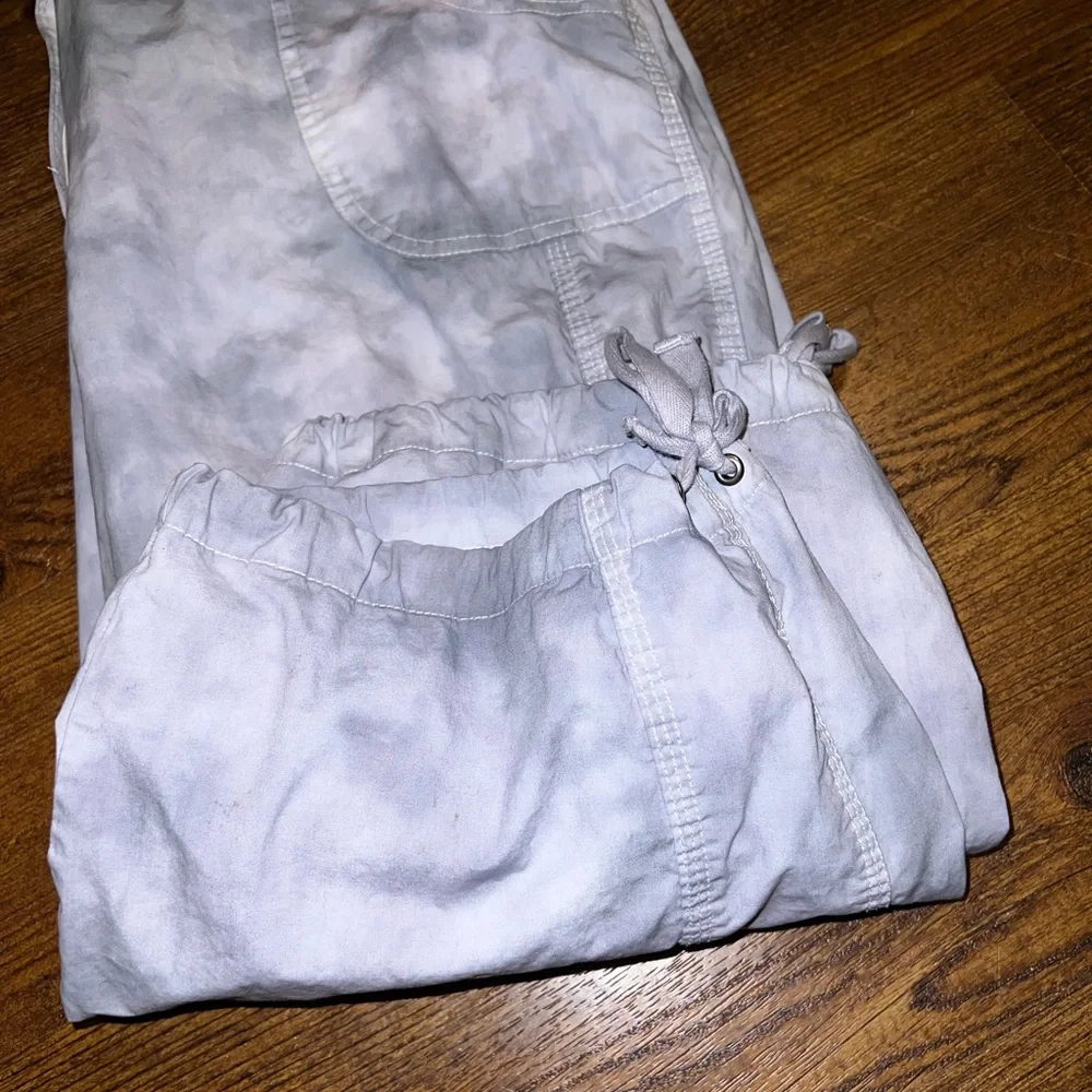 LAST CALL Laura Scott Gray Marbled Retro Lightweight Cargo Capri Pants Size 14 - Picture 9 of 12